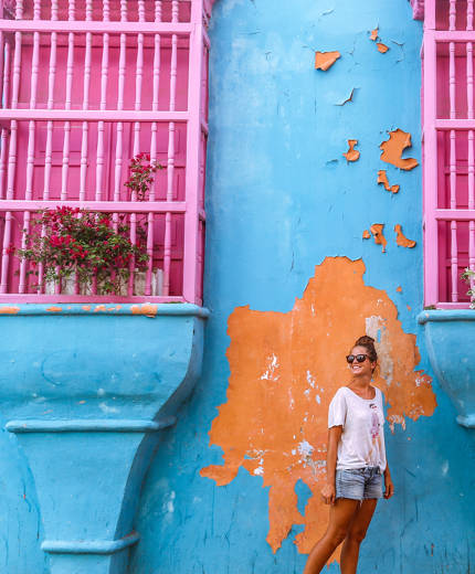 Image of a colourful building facade in the city of Cartagena in Colombia - KILROY