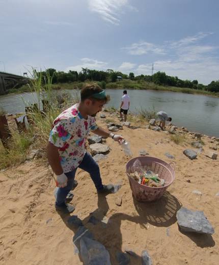 Image of volunteers cleaning up a beach in Europe - KILROY